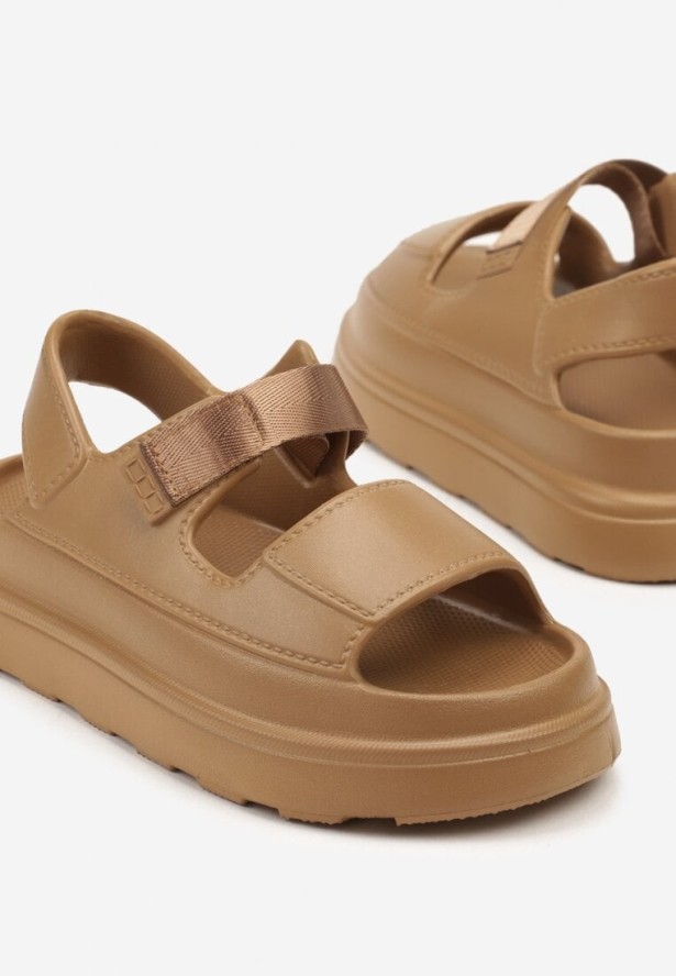 Ciemnobeżowe Sandały na Grubej Podeszwie z Szerokim Paskiem Sarimira