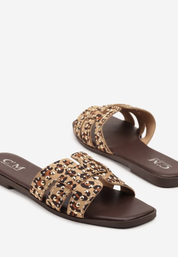 Panterkowe Klapki na Płaskiej Podeszwie z Cholewką Zdobioną Nitami Redolinae