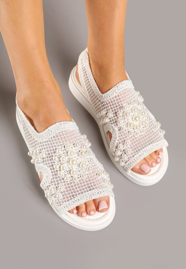 Białe Siateczkowe Sandały Ozdobione Perłami Lisannea