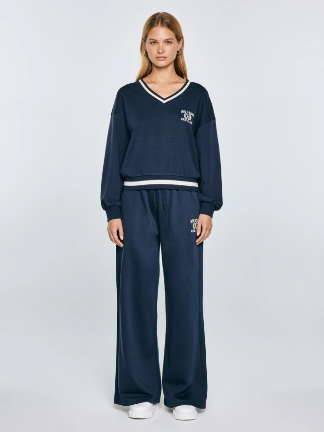 Bluza damska w stylu college z haftem z dekoltem v-neck granatowa Gabriella 403