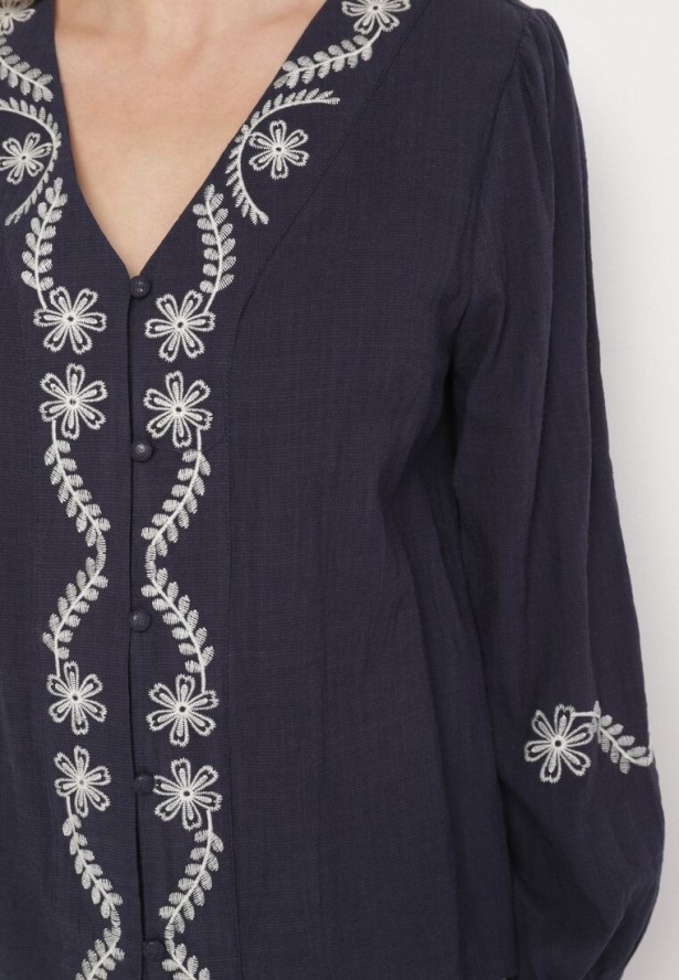 Granatowa Koszula z Wiskozą z Dekoltem w Serek i Kwiatowym Haftem Gonnavia