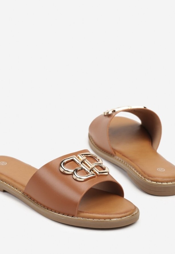 Brązowe Klapki na Płaskiej Podeszwie Zdobione Metaliczną Aplikacją Kinalina