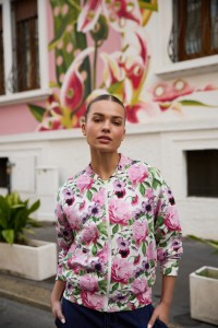 Rozpinana bluza w kwiaty różowa