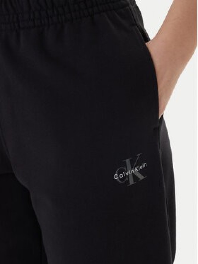 Calvin Klein Jeans Spodnie dresowe Foil Monologo LV047E826G Czarny Regular Fit