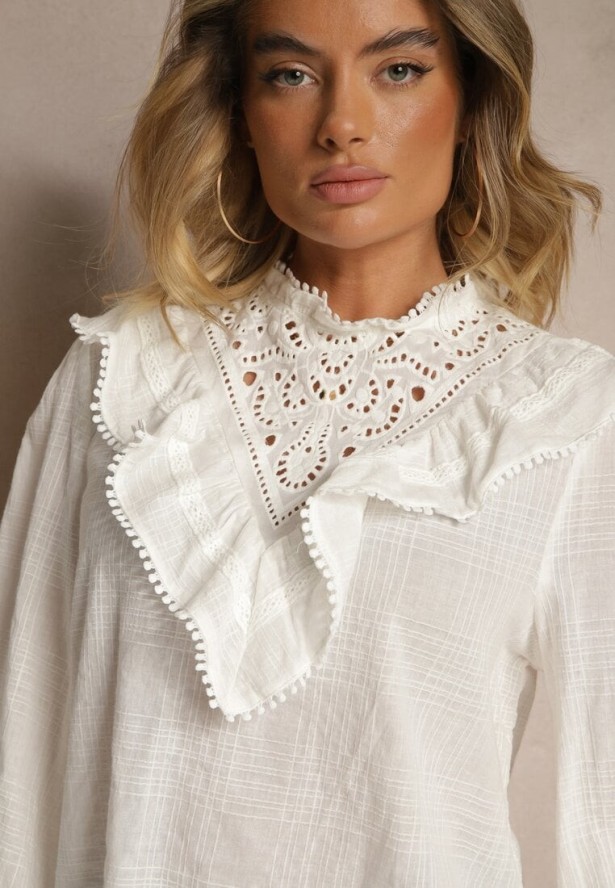 Biała Bluzka z Bawełny Zdobiona Ażurowym Haftem i Falbaną Nevole