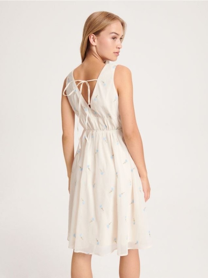 Sukienka z kwiatowym haftem - kremowy