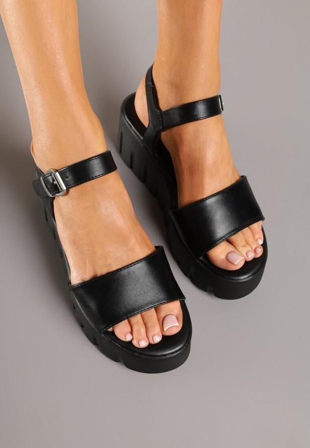 Czarne Sandały na Koturnie z Paskiem z Klamerką Nanillea