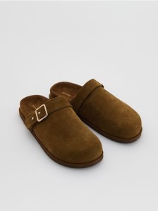 Zamszowe mule z klamrą - ciemnobrązowy