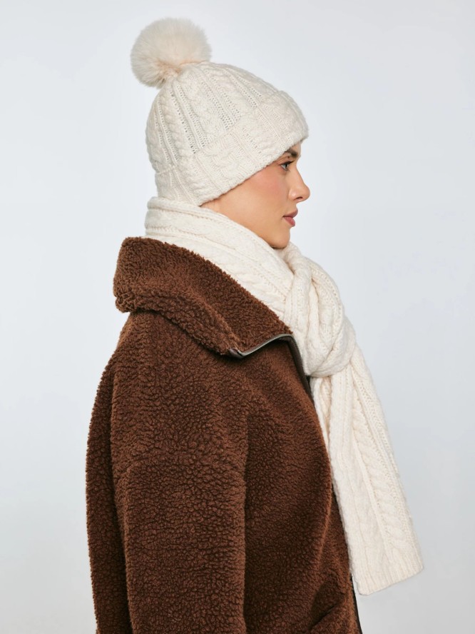 Szalik damski z dekoracyjnym splotem kremowy Caroles 103