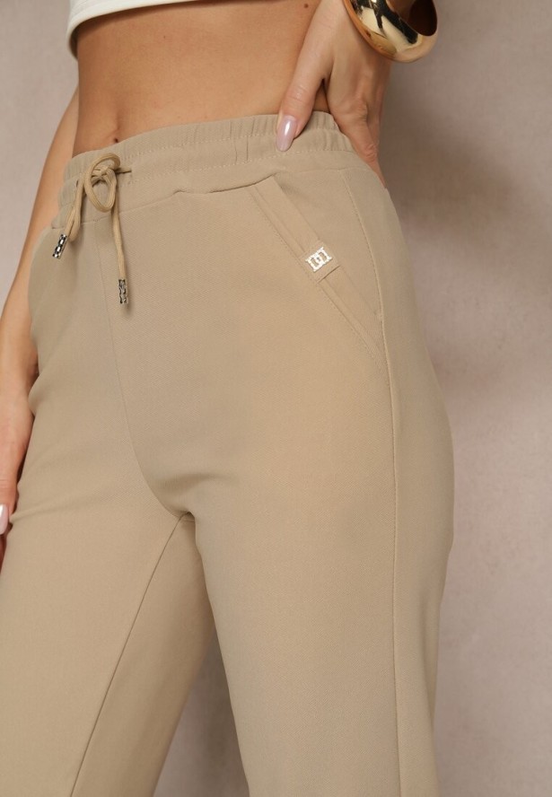 Jasnobeżowe Spodnie o Szerokim Kroju z Metalicznymi Ozdobami i Wiązaniem Voressa