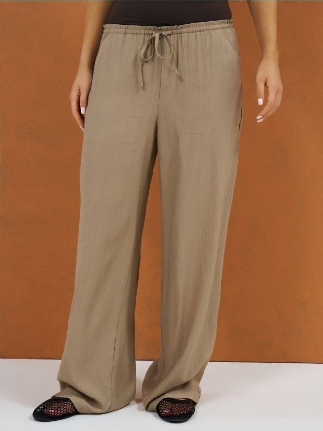 Spodnie z wiskozą wiązane w talii - brązowy