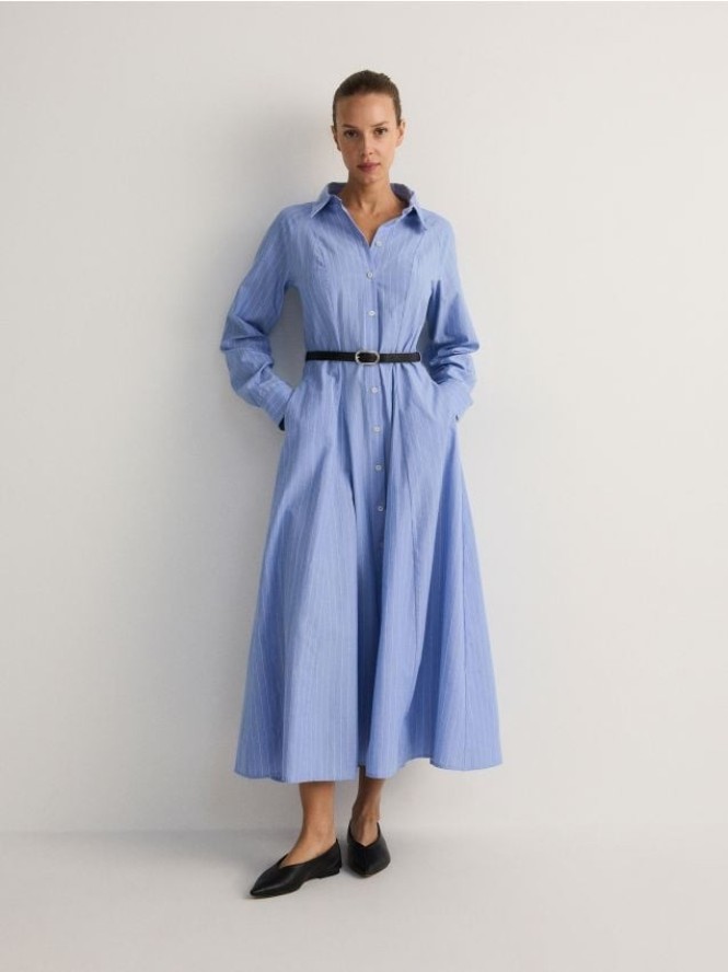 Koszulowa sukienka midi z paskiem - wielobarwny