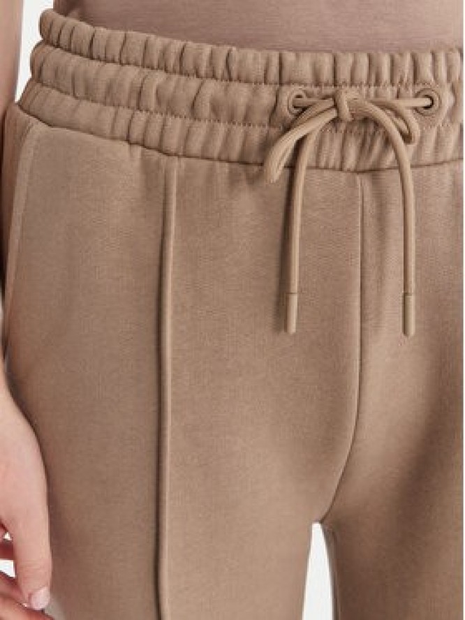 Guess Spodnie dresowe V6RB17 K9V31 Beżowy Regular Fit