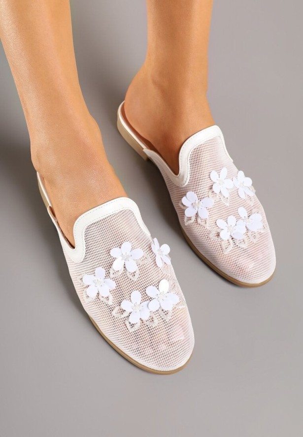 Białe Siateczkowe Klapki Typu Mule z Kwiatami 3D Vilmoi