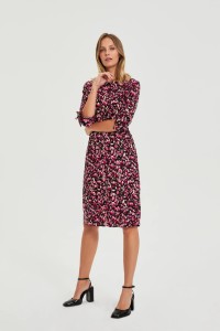 Wzorzysta sukienka fuksjowa