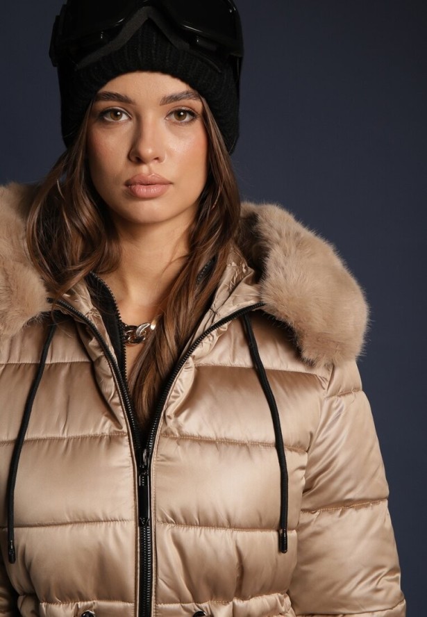 Ciemnobeżowa Kurtka z Pikowanymi Przeszyciami Ściągaczem w Talii i Kapturem z Odpinanym Futrem Ravalin