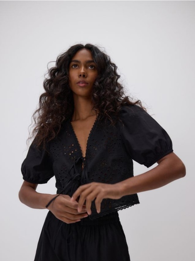 Ażurowa bluzka z wiązaniami - czarny