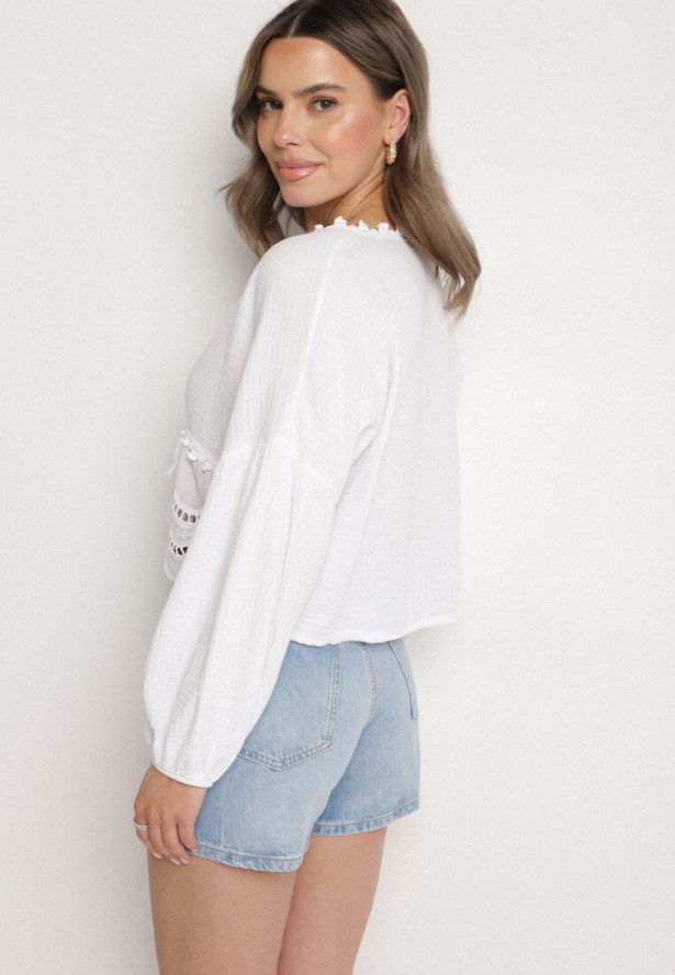 Biała Bawełniana Bluzka z Ażurowymi Zdobieniami i Wiązaniem Galondra