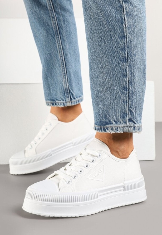 Białe Trampki na Platformie z Naszywką na Boku Alimiora