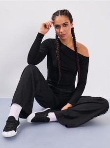 Trampki z ozdobnymi przeszyciami - czarny