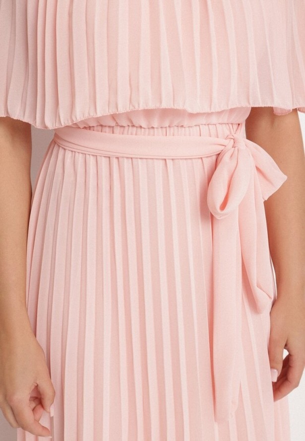 Jasnoróżowa Sukienka Plisowana z Szeroką Falbaną Przy Dekolcie Dinara