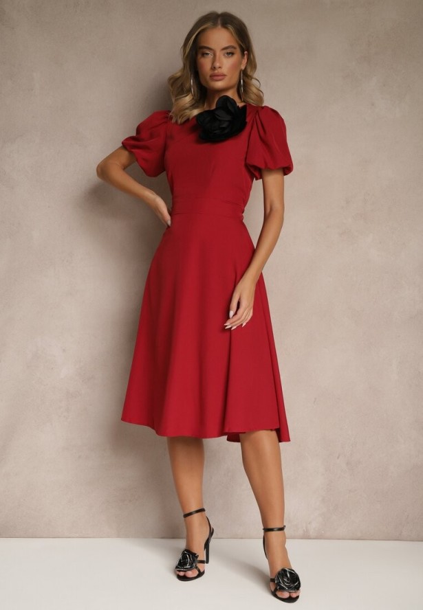 Bordowa Rozkloszowana Sukienka Vices Ozdobiona Odpinanym Kwiatem 3D Koleira