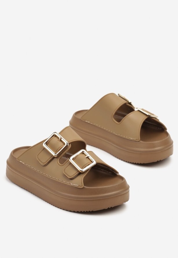 Ciemnobeżowe Klapki na Platformie z Pianki Ozdobione Klamrami Riminna