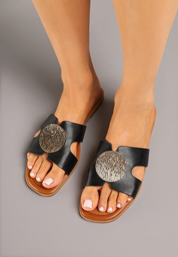 Czarne Klapki Zdobione Metaliczną Aplikacją i Wycięciami w Cholewce Sopeneva