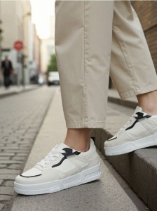 Sneakersy sznurowane z imitacji skóry - wielobarwny