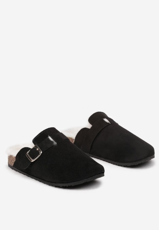 Czarne Kapcie na Płaskiej Podeszwie Ozdobione Paskiem z Klamrą Ninnithra