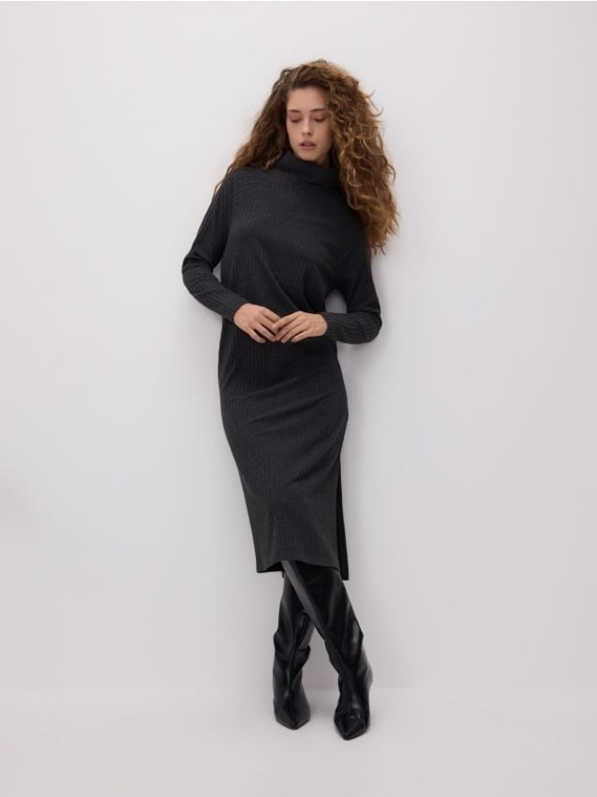 Dzianinowa sukienka z golfem - ciemnoszary