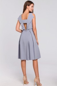 Elegancka rozkloszowana sukienka z dekoltem na plecach szara