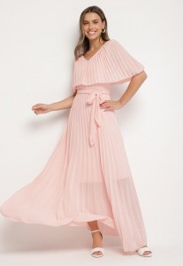 Jasnoróżowa Sukienka Plisowana z Szeroką Falbaną Przy Dekolcie Dinara