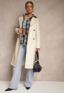 Beżowy Płaszcz Trencz z Ekoskóry o Dwurzędowym Kroju z Paskiem Nilianis