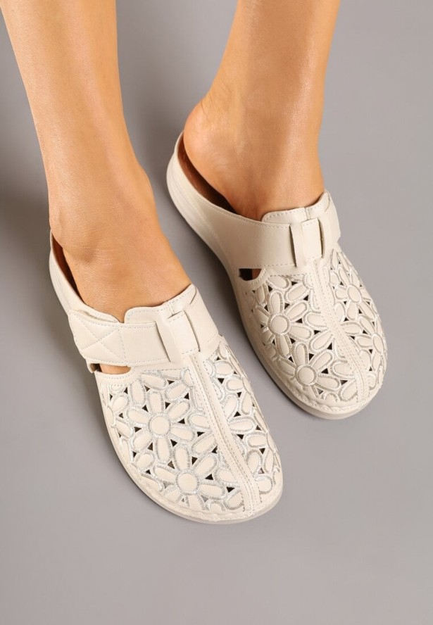 Beżowe Klapki Ozdobione Ażurową Cholewką Desolia