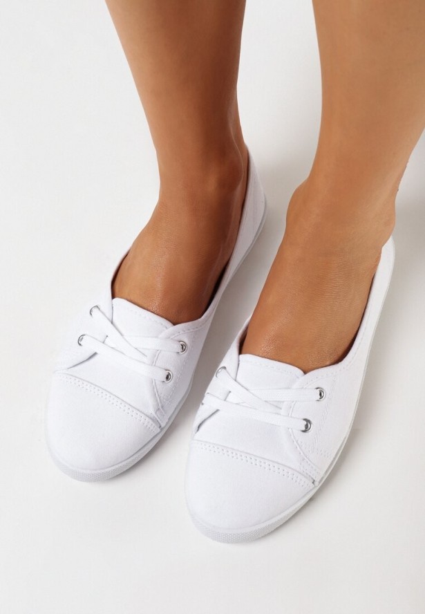 Białe Tenisówki z Niską Cholewką i Ozdobnym Sznurowaniem Maelisa