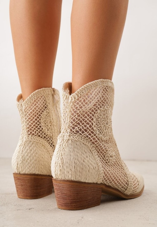Beżowe Botki Kowbojki VICES na Niskim Stożku z Ażurową Cholewką Azinessa