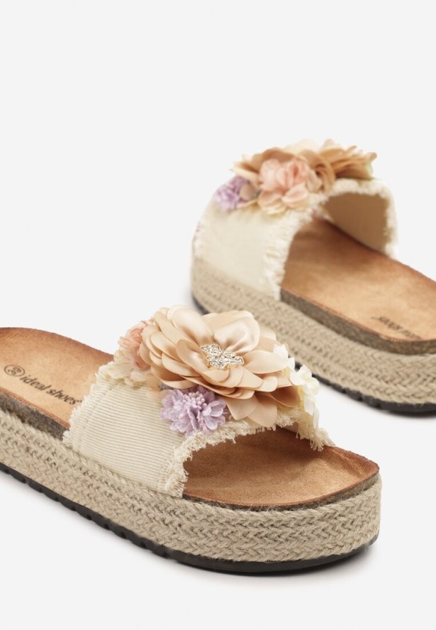 Beżowe Klapki na Plecionej Podeszwie z Ozdobną Aplikacją z Kwiatami Janilora