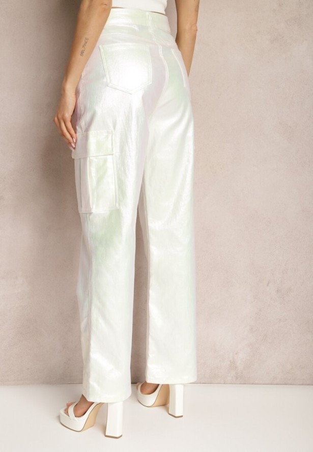 Białe Metaliczne Spodnie Bojówki z Regularną Talią i Bocznymi Kieszeniami Sokhome