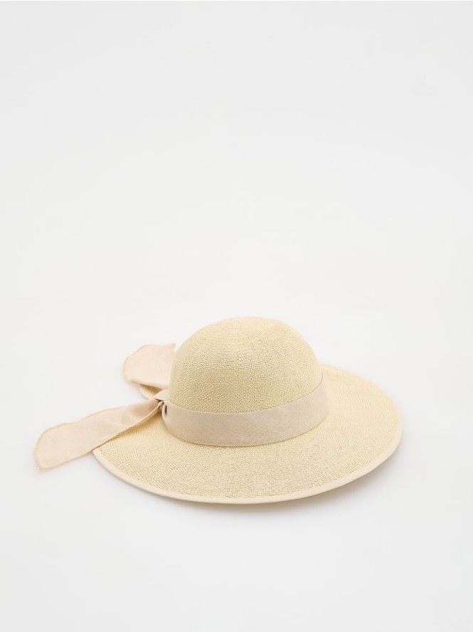 Słomkowy kapelusz z kokardą - kremowy