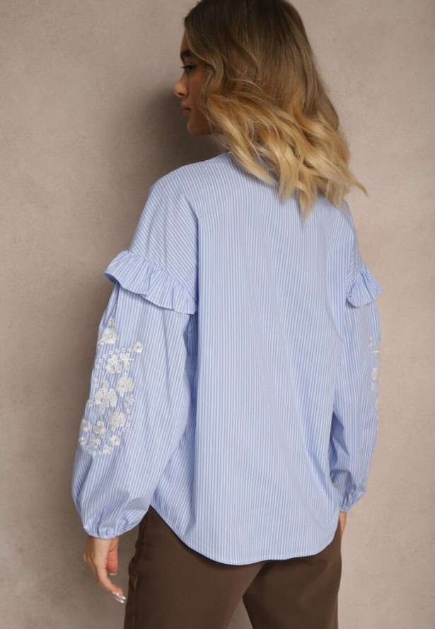 Niebieska Koszula z Bawełny Zdobiona Haftem i Falbanami Bez Kołnierzyka Solvia