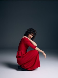 Dzianinowa sukienka midi - czerwony