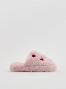 Miękkie kapcie z motywem serca - pastelowy róż