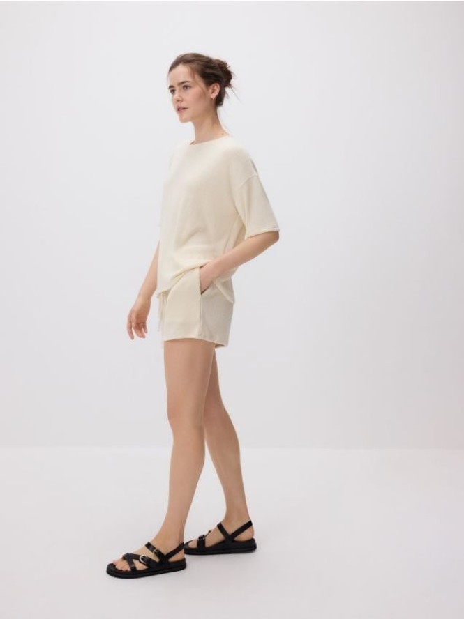 Dzianinowe szorty z wiskozą - kremowy