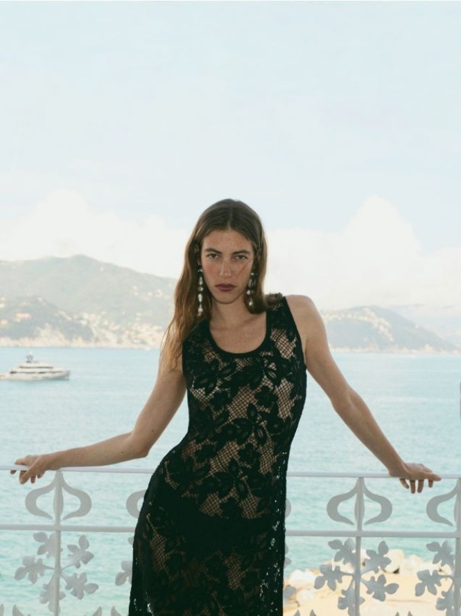 Ażurowa sukienka midi - czarny