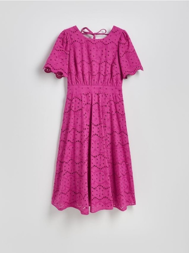 Ażurowa sukienka midi z wiązaniem - fuksja
