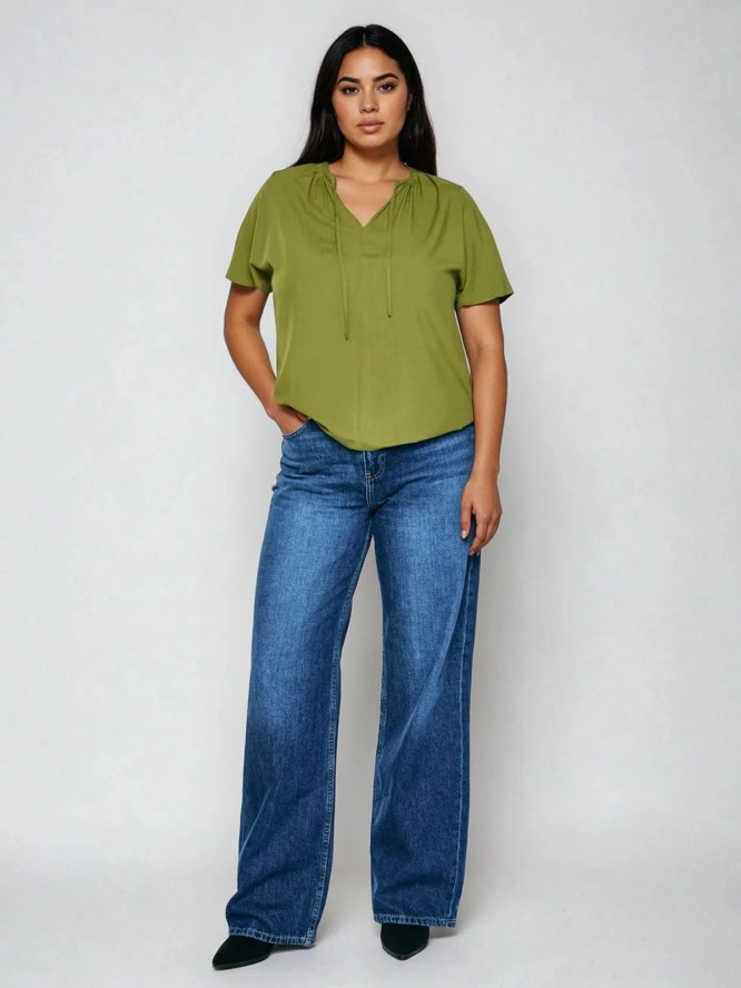 Bluzka damska z wiskozy z ozdobnym wiązaniem przy dekolcie zielona Kortini 303