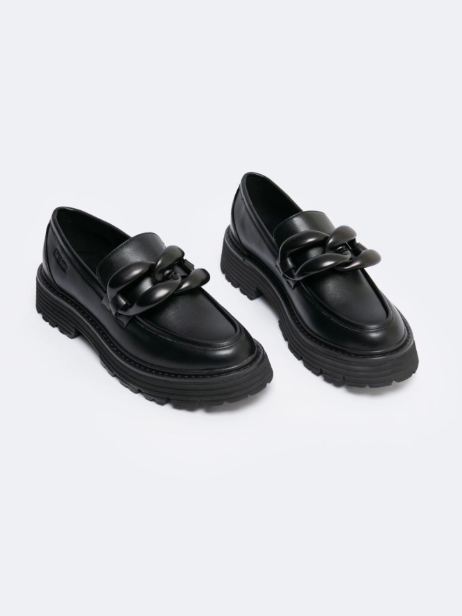 Mokasyny damskie loafersy z ozdobnym łaŅcuchem czarne LL274580 906