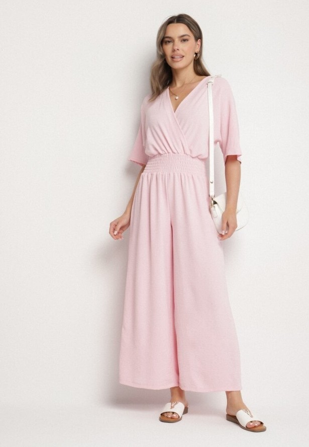 Jasnoróżowy Kopertowy Kombinezon z Gumką w Talii i Szerokimi Nogawkami Vimashea