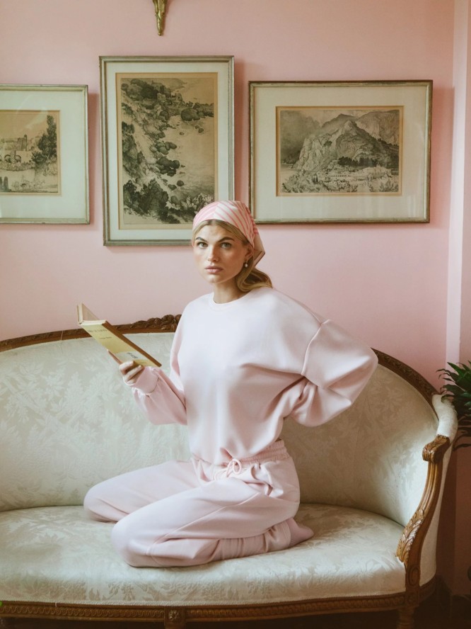 Spodnie damskie dresowe z szeroką nogawką jasnoróżowe Lunarap 600